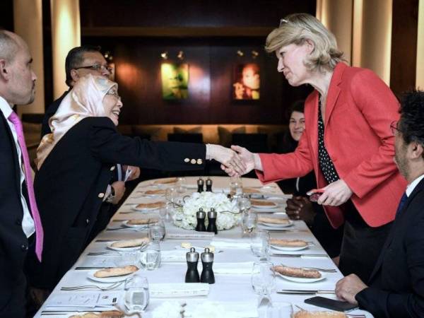 Datuk Seri Dr Wan Azizah Wan Ismail bersalaman bersama anggota parlimen Perancis Anne Genetet pada majlis mesyuarat makan tengahari bersama anggota parlimen Perancis berkenaan minyak sawit di Paris semalam. Foto: Bernama