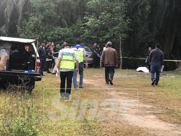 Polis melakukan pemeriksaan di lokasi kejadian.