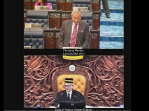 Dr Mahathir mengamatkan Dewan, pagi ini.