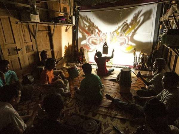 Persembahan wayang kulit. - Foto: Sumber Tourism Malaysia