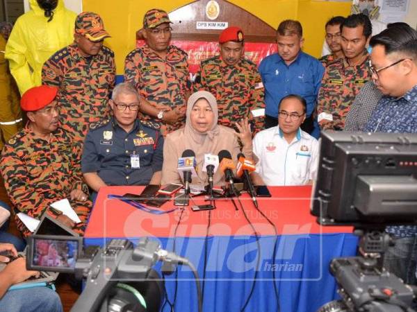 Menteri Perumahan Kerajaan Tempatan Zuraidah Kamarudin mengadakan sidang akhbar di Stadium MPPG, Pasir Gudang hari ini. Foto: Raja Jaafar Raja Ali