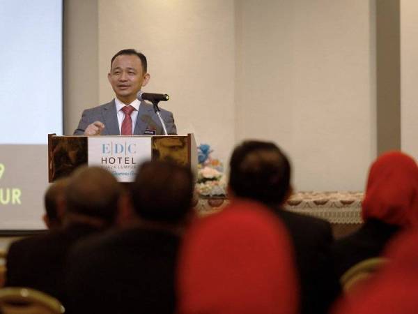 Menteri Pendidikan Dr Maszlee Malik berucap sempena Majlis Perasmian Konvensyen Pembantu Tadbir Kementerian Pendidikan hari ini. Foto: Bernama