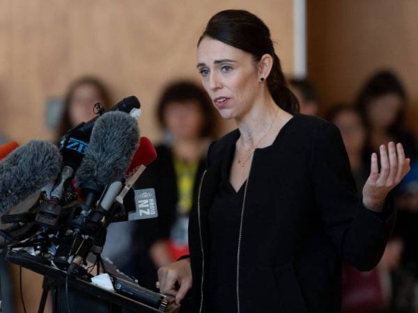 Perdana Menteri New Zealand Jacinda Ardern bercakap kepada pelajar ketika lawatan ke Sekolah Tinggi Cashmere yang turut kehilangan dua pelajar dalam serangan masjid Christchurch, Jumaatt lalu.- Foto AFP