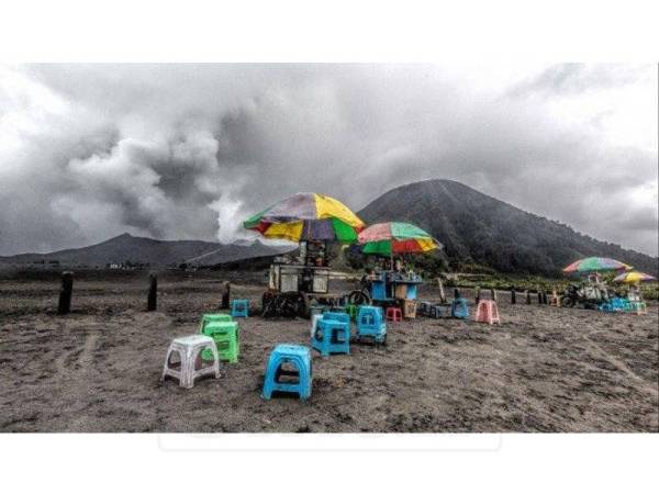 Gunung Bromo kembali mengalami letusan sebanyak 28 kali, kelmarin. namun masih selamat untul dikunjungi.