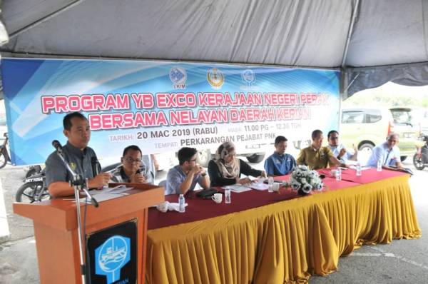 Abdul Yunus (kiri) menyampaikan ucapan sewaktu merasmikan program Hari Bertemu Pelanggan LKIM Peringkat Persatuan Nelayan Kerian (PNK), Kuala Kurau hari ini.