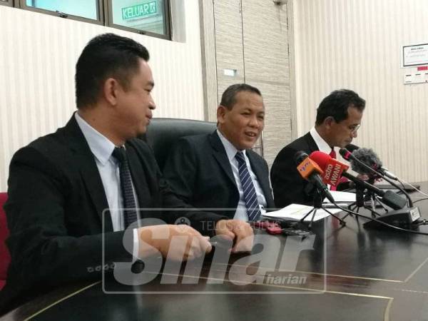 Aminuddin (tengah) pada sidang medianya, semalam.