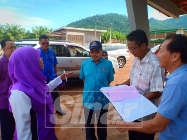 Mahadon (tengah) ketika mengadakan lawatan di Sungai Chohong, baru-baru ini.