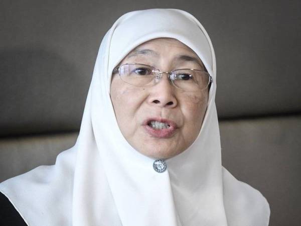 Timbalan Perdana Menteri Datuk Seri Dr Wan Azizah Wan Ismail pada sidang media bagi mengakhiri lawatan kerja selama empat hari di Paris semalam. Foto: Bernama