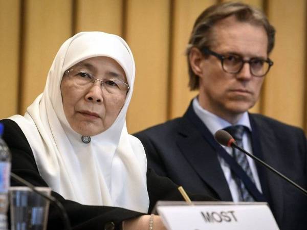 Datuk Seri Dr Wan Azizah Wan Ismail ketika mendengar pembentangan para perwakilan semasa mempengerusikan Mesyuarat sesi ke 14- Majlis Antara Kerajaan (IGC) di Ibu Pejabat Pertubuhan Pendidikan, Sains dan Kebudayaan Pertubuhan Bangsa-Bangsa Bersatu (UNESCO) hari ini. Foto: Bernama