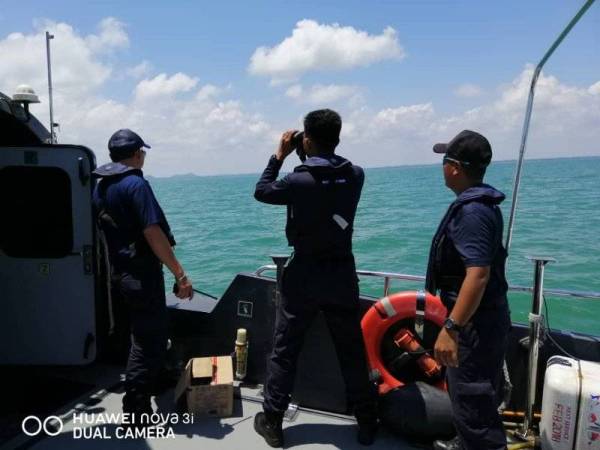 Anggota Maritim Malaysia ketika menggerakkan operasi SAR mencari mangsa yang hilang.