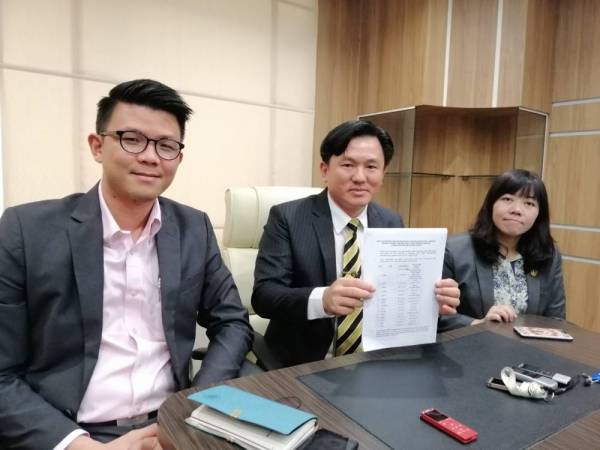 Paul Yong (tengah) bersama Exco Pelancongan, Kesenian dan Kebudayaan, Tan Kar Hing dan Exco Kesejahteraan Sosial, Pembangunan Wanita, Keluarga dan Kebajikan Masyarakat, Wong May Ing (kanan).
