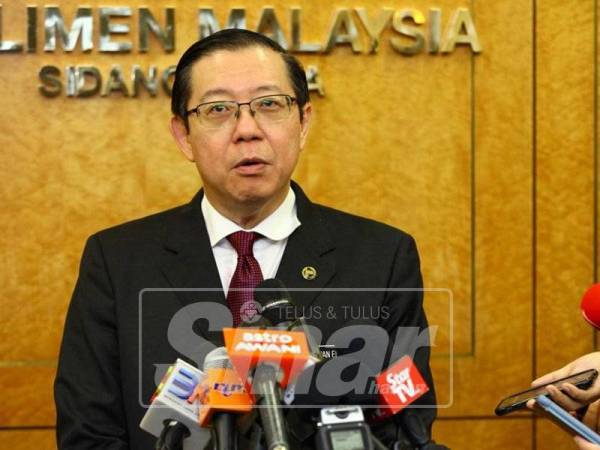 Menteri Kewangan, Lim Guan Eng ditemubual oleh pengamal media selepas keluar dari Dewan Rakyat. FOTO: ZAHID IZZAN