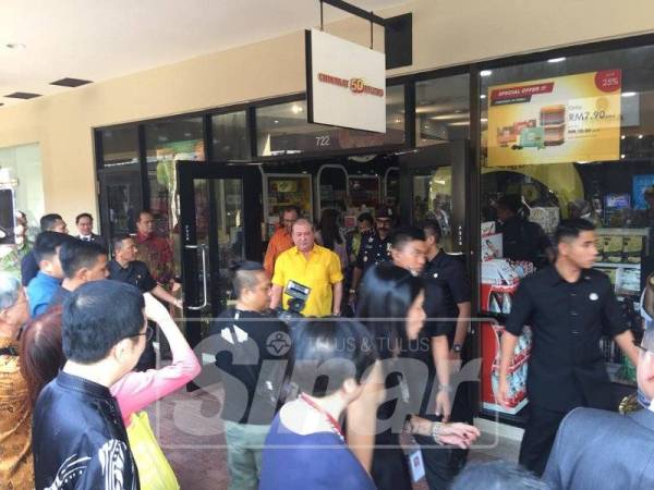 Sultan Ibrahim meninjau stor outlet di JPO.