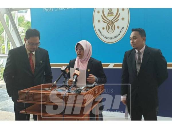 Haniza menjawab soalan pemberita ketika sidang media hari ini.