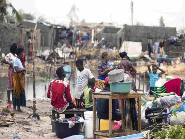 Penduduk di daerah Beira terjejas akibat taufab Idai yang membadai Mozambique sejak Khamis lalu. 