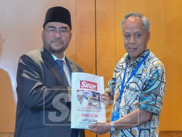 Menteri di Jabatan Perdana Menteri, Datuk Seri Mujahid Yusof menerima sumbangan daripada Timbalan Pengerusi Karangkraf, Datuk Muhammad Nasir Hamzah di Lapangan Terbang Antarabangsa Kuala Lumpur (KLIA), di sini, hari ini. - Foto Sinar Harian/SHARIFUDIN ABDUL RAHIM
