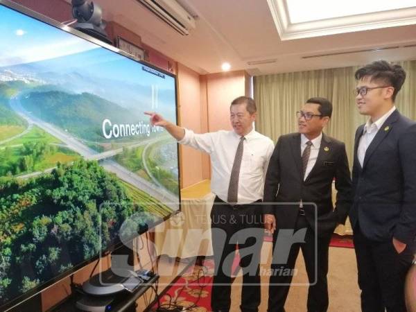 Pengarah Urusan West Coast Expressway Sdn Bhd Datuk Neoh Soon Hiong memberi penerangan ringkas perkembangan pelaksanaan Lebuhraya WCE kepada Ahmad Faizal (tengah) dan Howard Lee di Pejabat Menteri Besar, hari ini.