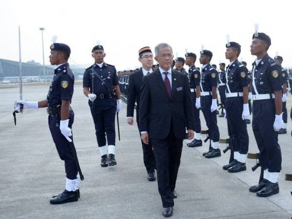 Timbalan Menteri Pengangkutan Datuk Kamarudin Jaffar memeriksa kawalan kehormat daripada 229 rekrut pegawai dan anggota keselamatan penerbangan yang ditauliahkan pada Majlis Perbarisan Tamat Latihan Asas di Kompleks Bunga Raya hari ini.- Foto Bernama