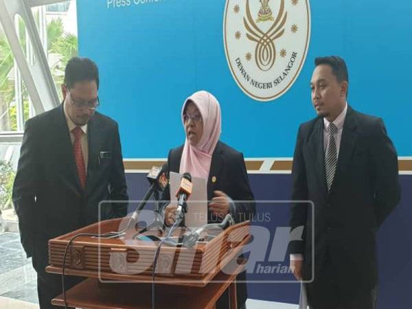 Haniza menjawab soalan media ketika sidang media hari ini
