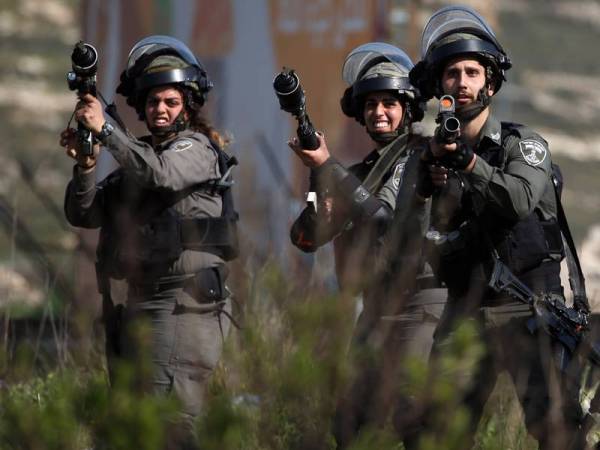 Tentera Israel melepaskan gas pemedih mata ke arah penduduk Palestin di Ramallah. 