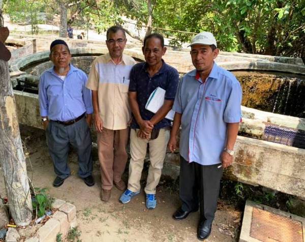 Mohd Zamri (kanan) ketika turun padang bersama JMG melakukan kajian awalan untuk menentukan tapak penggerudian telaga tiub di Tupah.