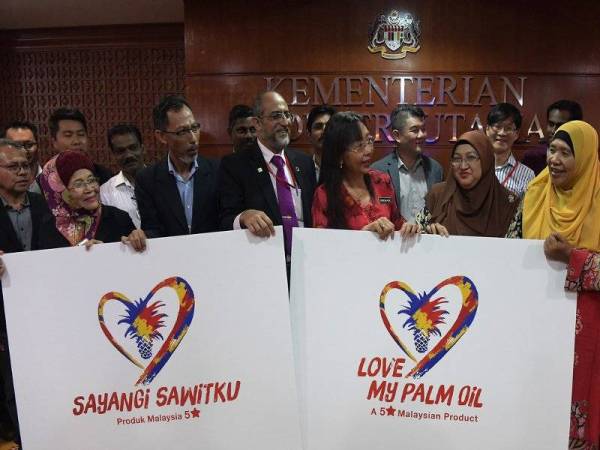 Menteri Industri Utama Teresa Kok Suh Sim (hadapan tiga,kanan) beramah mesra bersama pemain industri sawit dan bergambar bersama logo Kempen "Sayangi Sawitku" selepas Pertemuan Bersama Syarikat Pengeluar Berasaskan Sawit di Bilik Mesyuarat Nyatoh, Kementerian Industri Utama hari ini. Perdana Menteri Tun Dr Mahathir Mohamad akan melancarkan Kempen "Sayangi Sawitku" pada Aahad ini bertempat di Ladang East Sime Darby Plantation Pulau Carey. - Foto Bernama 