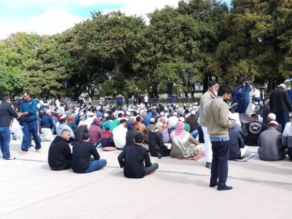 Orang ramai membanjiri Padang Hagley Selatan bagi menunaikan solat Jumaat. Foto: Rahasnan Abdul Rashid