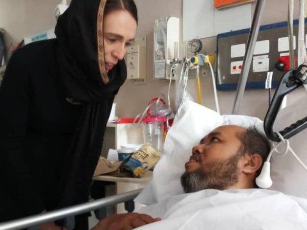 Jacinda meluangkan masa melawat Nazril Hisham, Zurina Mohi di Hospital Christchurch, New Zealand. Foto ihsan: Rahasnan Abdul Rashid.