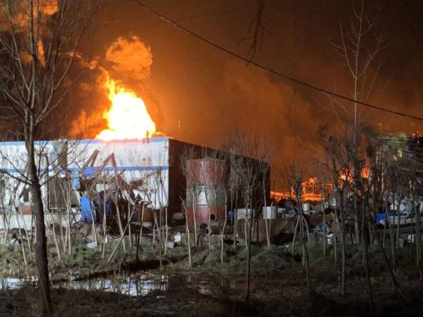 Kebakaran dan asap tebal kelihatan susulan letupan di kilang kimia di Yancheng, semalam.