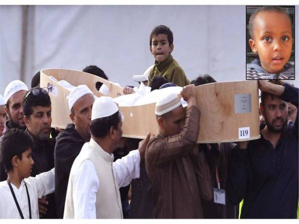 Seorang kanak-kanak melihat jenazah mangsa serangan masjid Christchurch diusung ahli keluarga untuk dikebumikan. - Foto AFP (Gambar kecil: Mucaad)