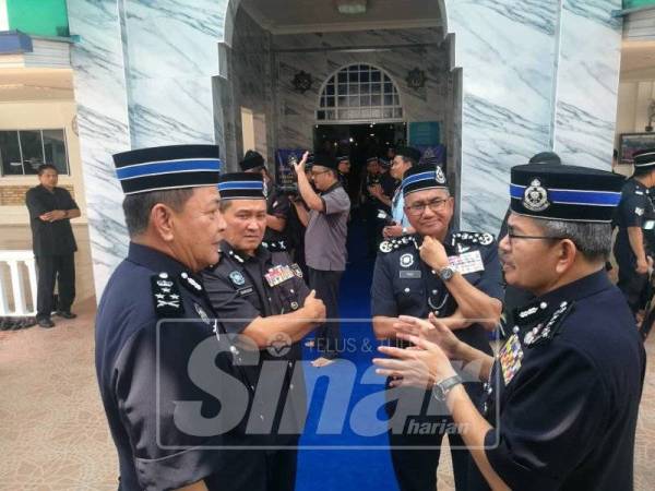 Mohamad Fuzi (dua, kanan) ditemui di Masjid Salehin PULAPOL, Kuala Lumpur.