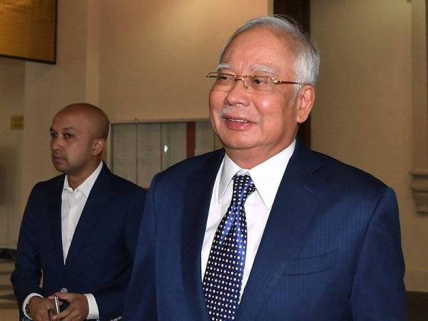 Bekas Perdana Menteri Datuk Seri Najib Tun Razak (kanan) keluar dari Mahkamah Tinggi hari ini selepas sebutan semula tujuh pertuduhan membabitkan dana SRC International Sdn Bhd berjumlah RM42 juta. Foto: Bernama