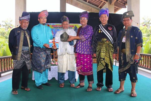 Pelancaran Buku Tanjak Mahkota Darul Iman yang disusun oleh Fakhrul Azman (tiga, kanan) pada majlis itu.