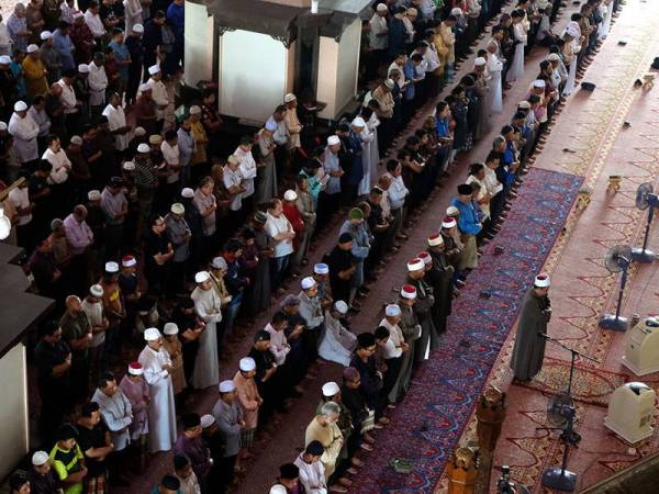 Para Jemaah menunaikan Solat Jenazah Ghaib selepas Solat Jumaat di Masjid Putra hari ini untuk mangsa yang terkorban dalam tragedi di Christchurch, New Zealand minggu lalu termasuk untuk rakyat Malaysia yang terkorban, Muhammad Haziq Tarmizi, 17, serta mereka yang cedera. - Foto Bernama