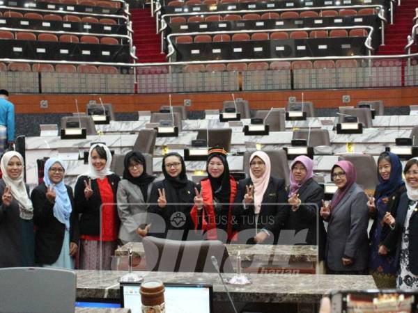 ADUN wanita bukan muslim memakai selendang ketika sesi Sidang DUN di Dewan Negeri Selangor hari ini.