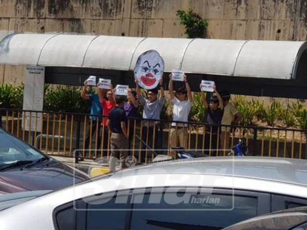 Gambar mahasiswa memegang plakad turut dikongsikan di laman sosial milik bekas Perdana Menteri itu. - Foto Facebook Najib