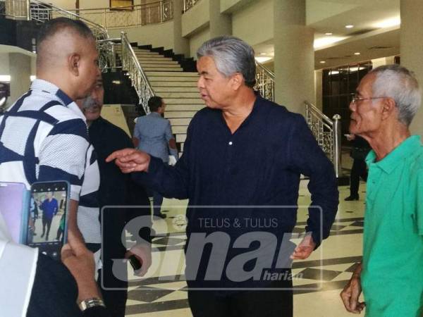 Ahmad Zahid ketika ditemui di Mahkamah Tinggi Kuala Lumpur, hari ini. 