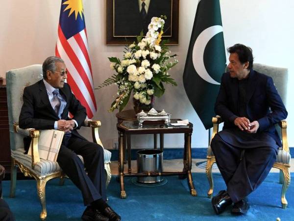 Perdana Menteri Tun Dr Mahathir Mohamad bersama rakan sejawatnya Imran Khan semasa mengadakan perbincangan empat mata di kediaman rasmi Perdana Menteri Pakistan pada Jumaat. Dr Mahathir memulakan lawatan kerja tiga hari ke Pakistan pada Khamis. - Foto Bernama