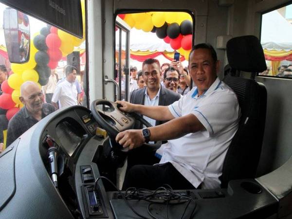 Menteri Besar Negeri Sembilan Datuk Seri Aminuddin Harun menaiki bas percuma sempena Majlis Pelancaran Perkhidmatan Bas Percuma Bandar Seremban di Terminal 1, Seremban, hari ini. - Foto Bernama