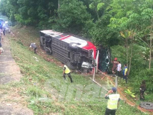 Keadaan bas persiaran yang terbabas dan terbalik di cerun sisi lebuhraya petang tadi.