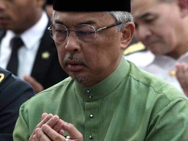 Yang di-Pertuan Agong Al-Sultan Abdullah Ri&#039;ayatuddin Al-Mustafa Billah Shah berkenan mengaminkan doa yang disampaikan Imam Masjid Abdullah Az-Zubair Pangkalan Udara Kuala Lumpur Mej Mohamad Muntaha Saleh selepas menunaikan Solat Jumaat dan Solat Jenazah Ghaib di masjid tersebut hari ini. - Foto Bernama