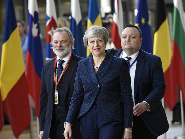 May (tengah) ketika menghadiri sidang kemuncak EU yang memfokuskan isu Brexit di Brussels, semalam. - Foto: AFP 