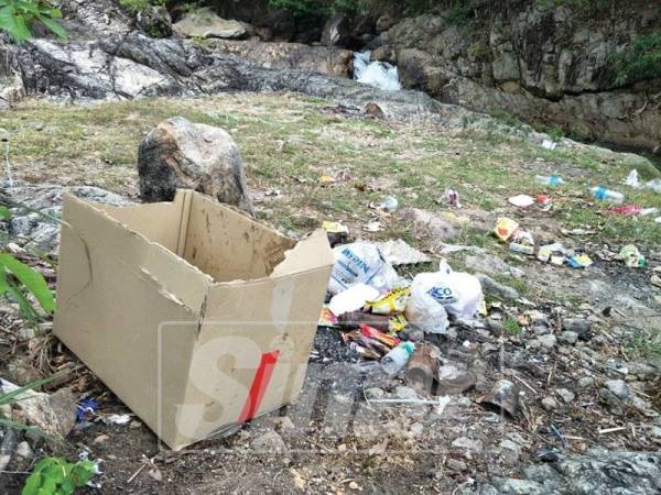 Kawasan Hutan Simpan Air Terjun Berkelah turut dicemari sampah. 