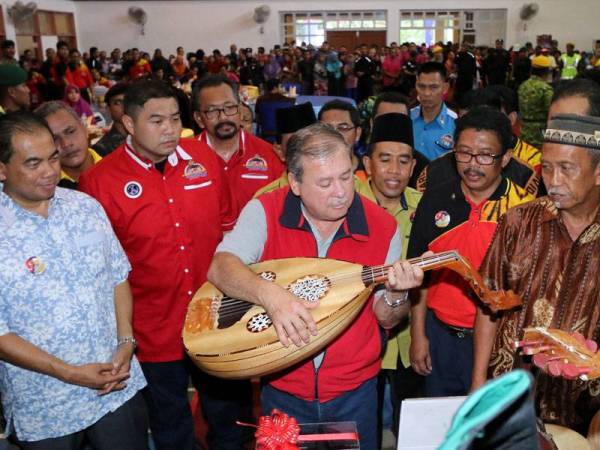 Sultan Ibrahim mencuba gambus sebagai simbolik kedatangan baginda di Pontian sempena KMJ. 