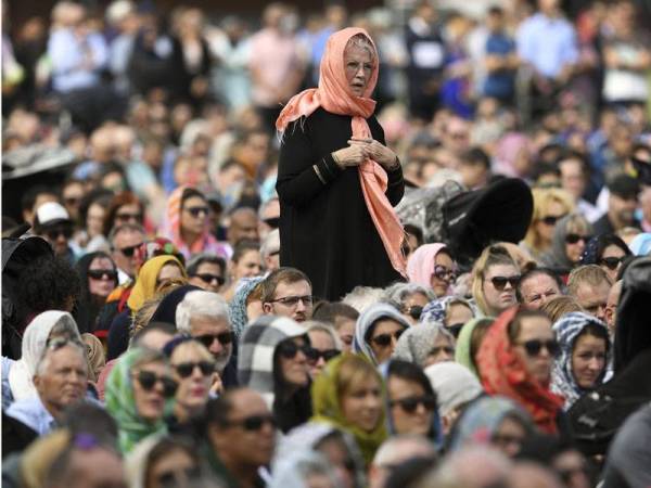 Ramai wanita New Zealand bukan beragama Islam memakai tudung semasa upacara memperingati mangsa serangan Christchurch di Hagley Park semalam. - Foto: AFP
