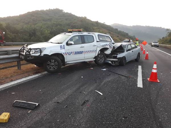 Kenderaan ronda LPT2 yang berada di tempat kejadian untuk kawalan lalu lintas telah dilanggar sebuah Proton Waja yang datang dari belakang.