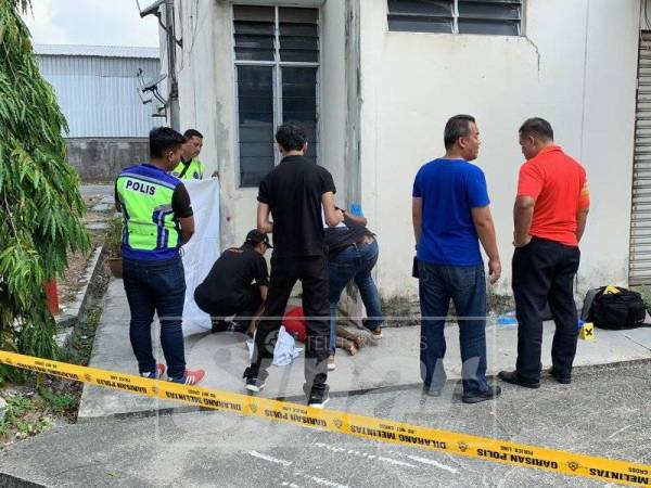 Anggota polis melakukan pemeriksaan di lokasi kejadian.