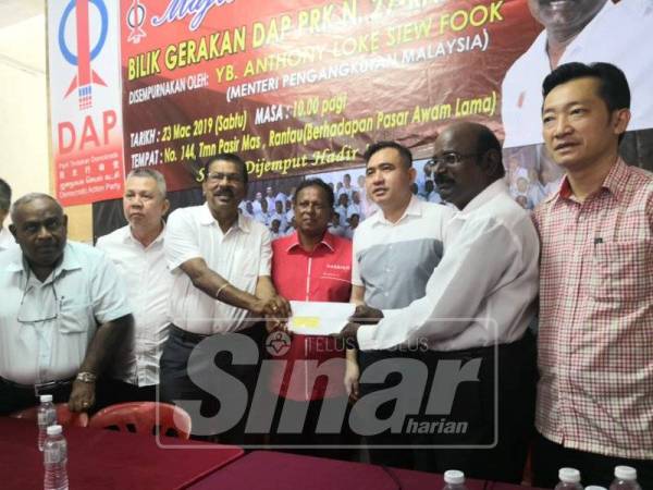 Timbalan Pengerusi DAP Negeri Sembilan, P Gunasekaran menerima sumbangan daripada peguam A.Jeyakumar untuk membantu pergerakan Bilik Gerakan DAP PRK Dun Rantau. Turut kelihatan Loke Siew Fook (tiga, dari kanan)