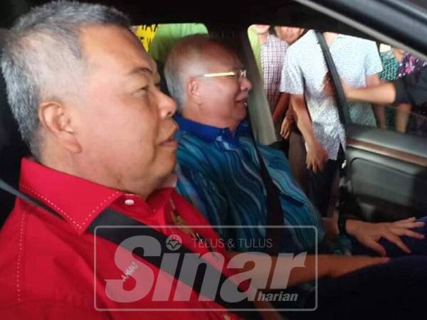 Najib (kiri) tiba di Pasar Batu 6 dengan teksi dipandu Ahmad.