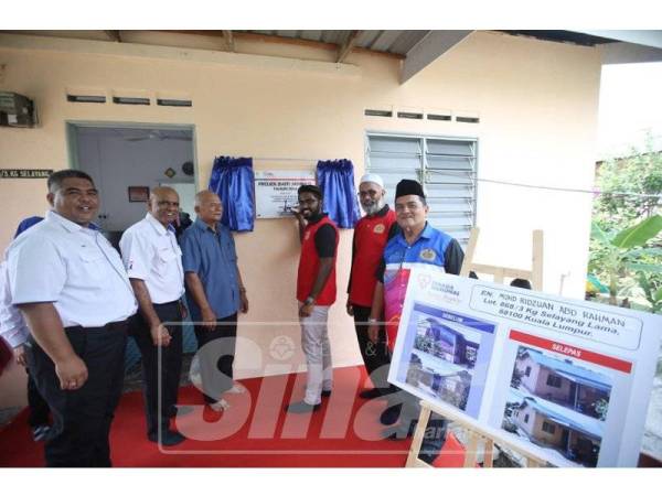 P.Prabakaran merasmikan penyerahan rumah Projek Baiti Jannati TNB kepada Mohd Ridzuan (tiga, kiri).